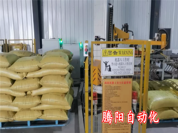 玉米壓片飼料立柱碼垛機(jī)占地小中小型企業(yè)實(shí)現(xiàn)自動(dòng)化碼垛